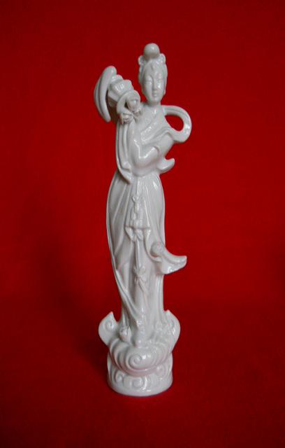 Фото 2. Фарфоровая статуэтка женщины с цветком лотоса в горшке