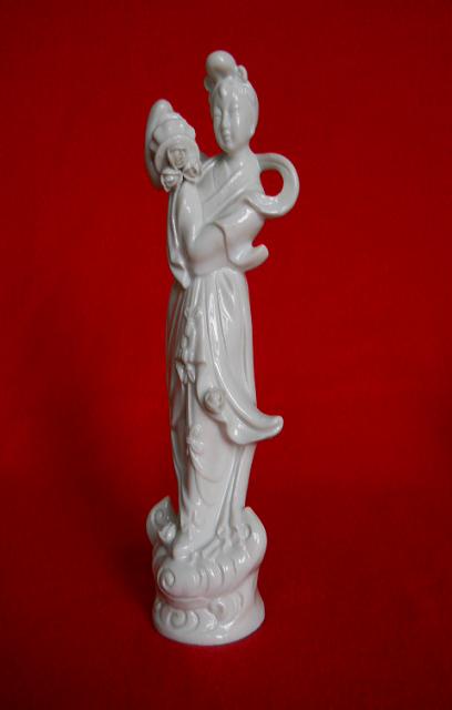 Фото 3. Фарфоровая статуэтка женщины с цветком лотоса в горшке