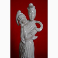 Фарфоровая статуэтка женщины с цветком лотоса в горшке