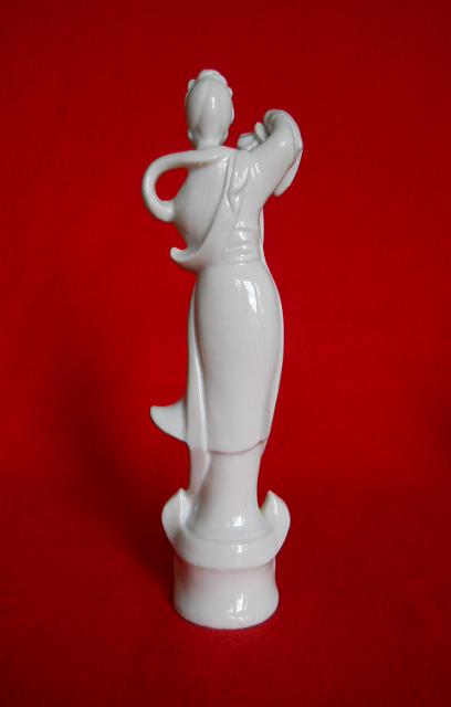 Фото 7. Фарфоровая статуэтка женщины с цветком лотоса в горшке