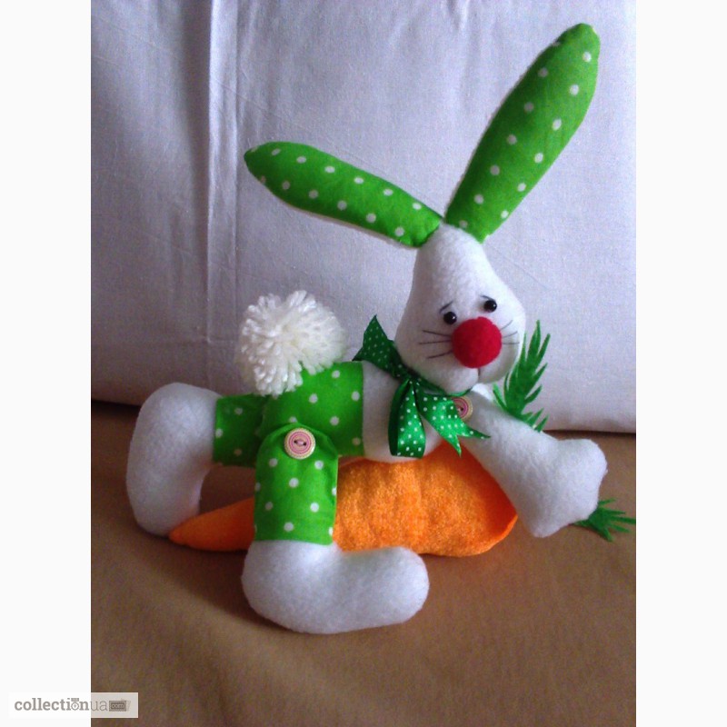 Интерьерная игрушка Зайчик с морковкой