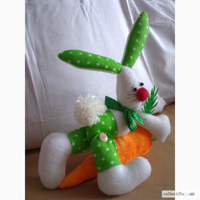 Фото 3. Интерьерная игрушка Зайчик с морковкой