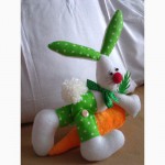 Интерьерная игрушка Зайчик с морковкой
