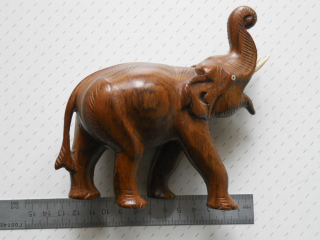 Фото 15. Деревянный слон ручной работы