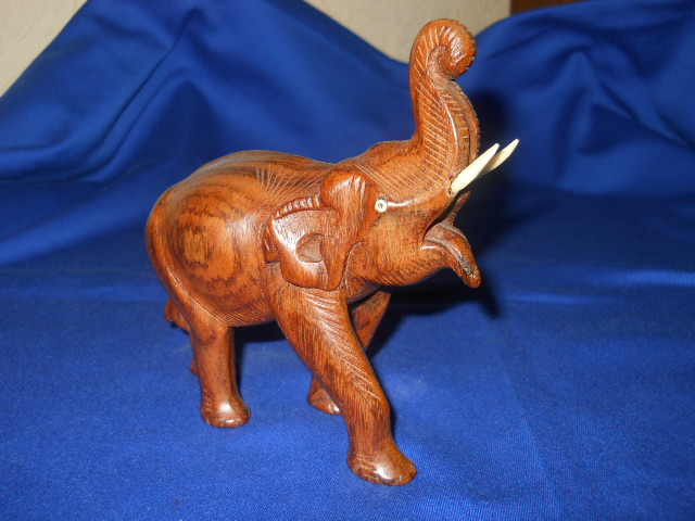 Фото 2. Деревянный слон ручной работы