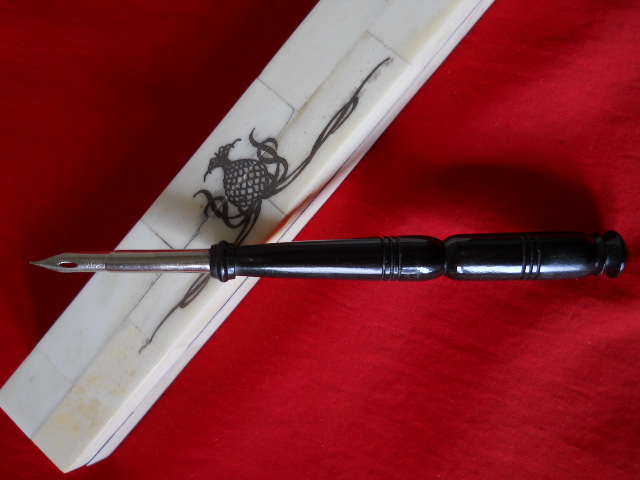 Фото 18. Старинная перовая ручка в перламутровом футляре