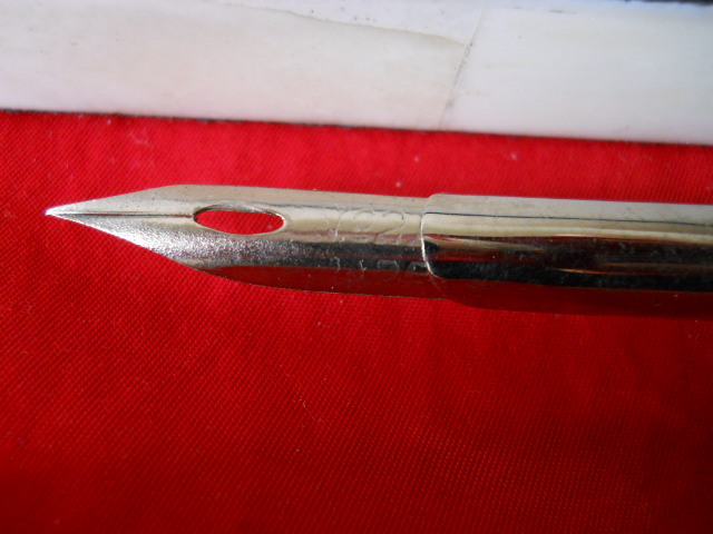 Фото 20. Старинная перовая ручка в перламутровом футляре