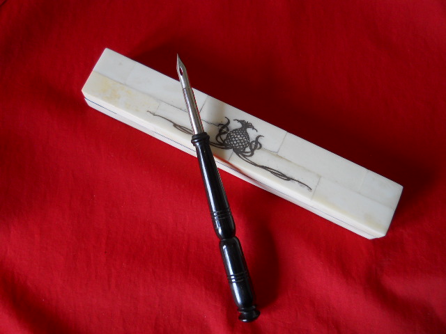 Фото 4. Старинная перовая ручка в перламутровом футляре