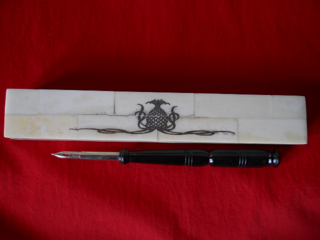 Фото 5. Старинная перовая ручка в перламутровом футляре