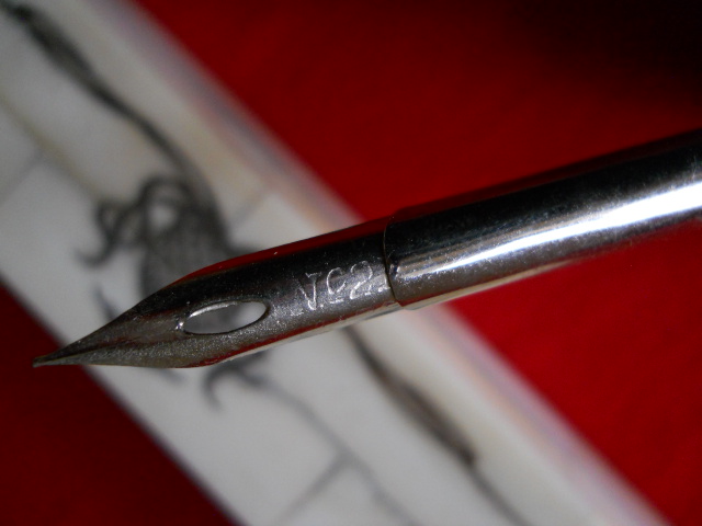 Фото 6. Старинная перовая ручка в перламутровом футляре