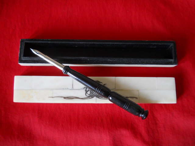 Фото 7. Старинная перовая ручка в перламутровом футляре