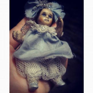 Фарфоровая кукла Малышка с бантом