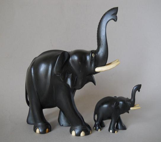 Фото 10. Статуэтки слонов из черного дерева