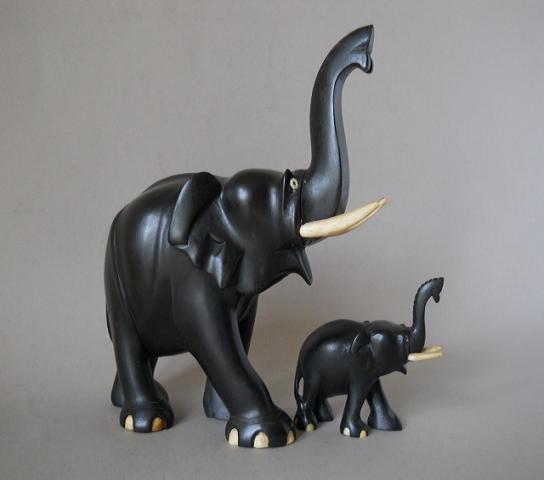 Фото 11. Статуэтки слонов из черного дерева