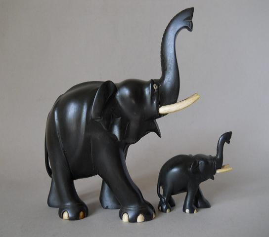 Фото 14. Статуэтки слонов из черного дерева