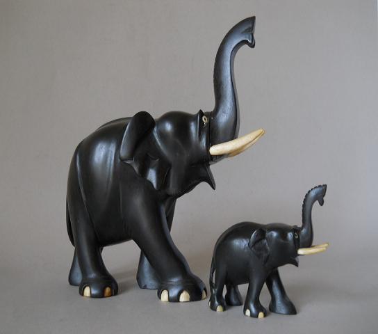 Фото 15. Статуэтки слонов из черного дерева