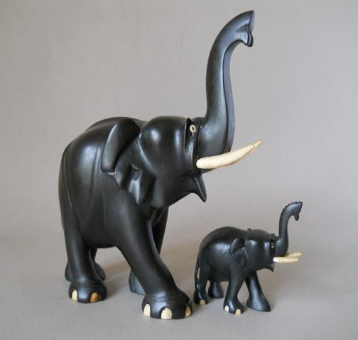 Фото 17. Статуэтки слонов из черного дерева