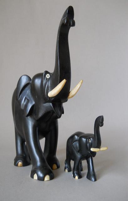 Фото 18. Статуэтки слонов из черного дерева