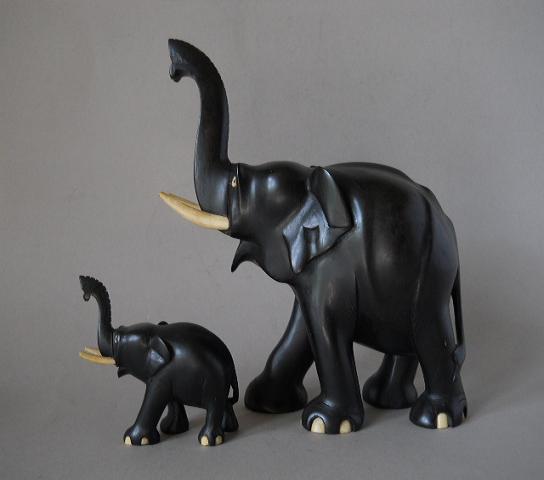 Фото 2. Статуэтки слонов из черного дерева