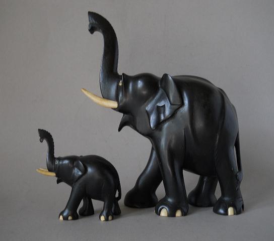 Фото 3. Статуэтки слонов из черного дерева