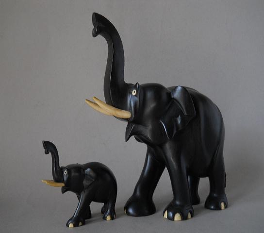 Фото 4. Статуэтки слонов из черного дерева