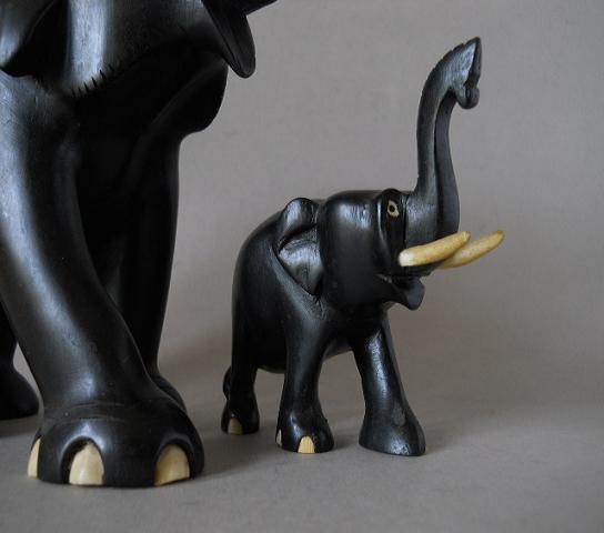 Фото 5. Статуэтки слонов из черного дерева