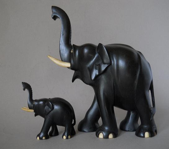 Фото 6. Статуэтки слонов из черного дерева