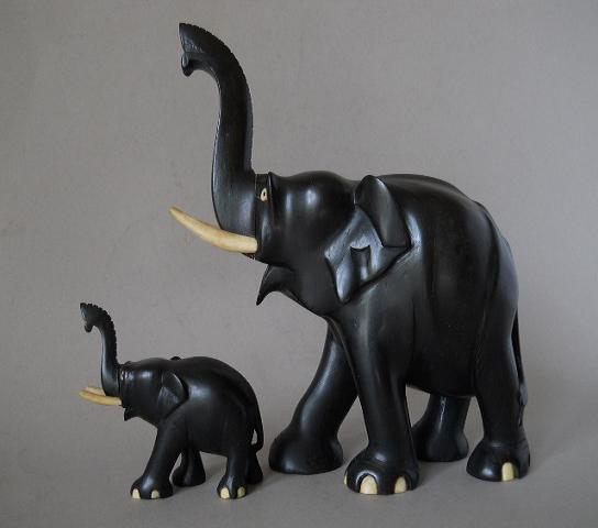 Фото 7. Статуэтки слонов из черного дерева