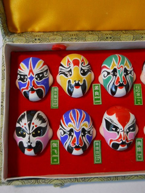 Фото 5. Винтажный набор глиняных масок лицевого макияжа Пекинской оперы