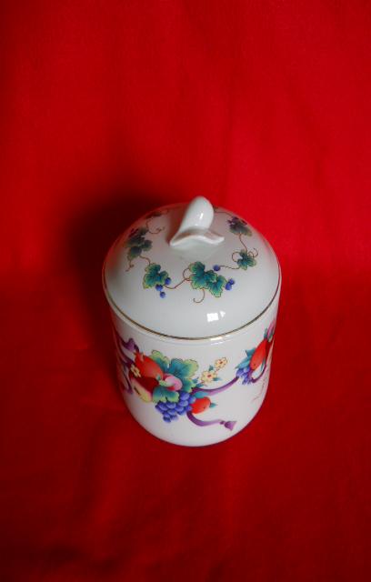 Фото 4. Фарфоровая Японская ваза с крышкой - Gormain Monteil