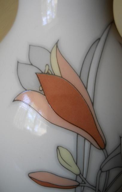 Фото 16. Японская керамическая ваза с изображением цветов ириса
