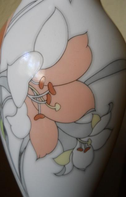 Фото 17. Японская керамическая ваза с изображением цветов ириса
