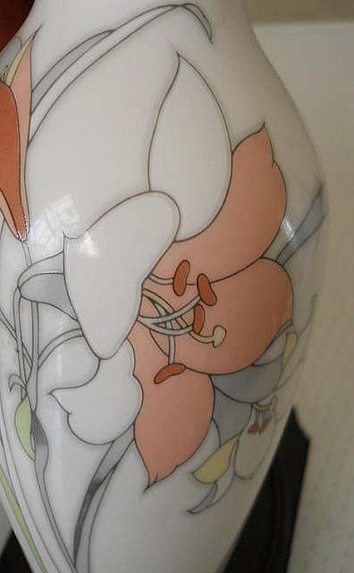 Фото 18. Японская керамическая ваза с изображением цветов ириса