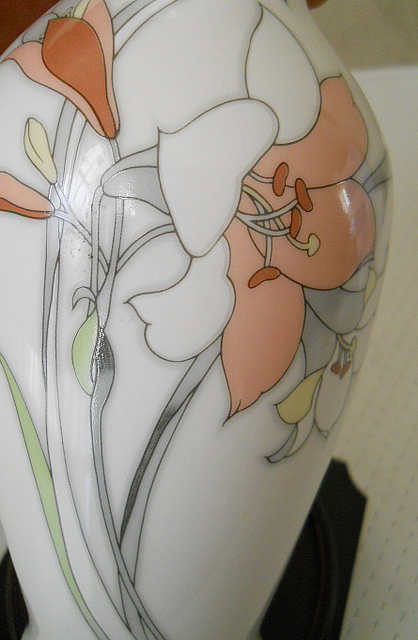 Фото 19. Японская керамическая ваза с изображением цветов ириса