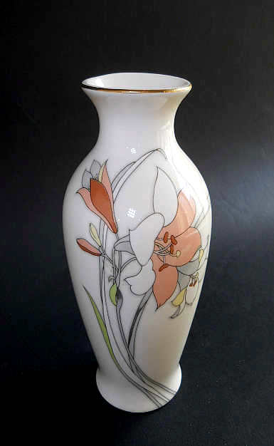 Фото 2. Японская керамическая ваза с изображением цветов ириса