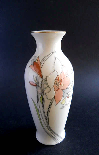 Фото 3. Японская керамическая ваза с изображением цветов ириса