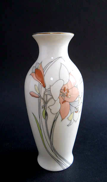 Фото 5. Японская керамическая ваза с изображением цветов ириса