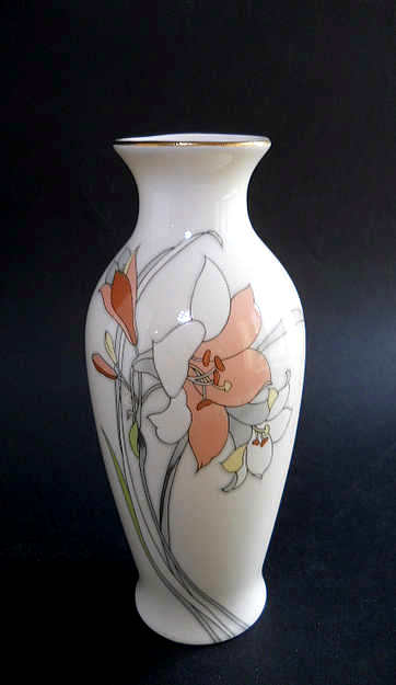 Фото 6. Японская керамическая ваза с изображением цветов ириса