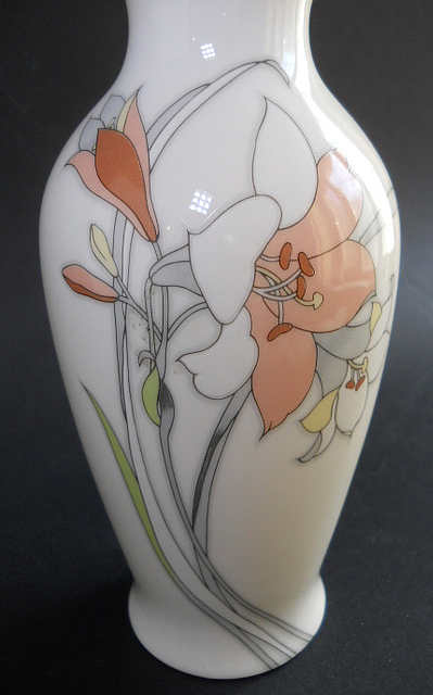 Фото 7. Японская керамическая ваза с изображением цветов ириса