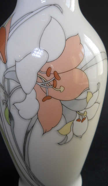 Фото 8. Японская керамическая ваза с изображением цветов ириса