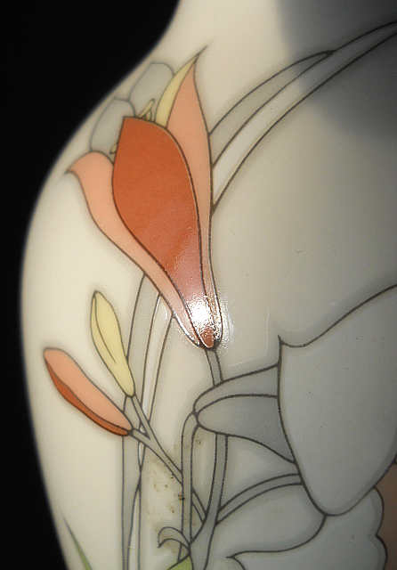 Фото 10. Японская керамическая ваза с изображением цветов ириса