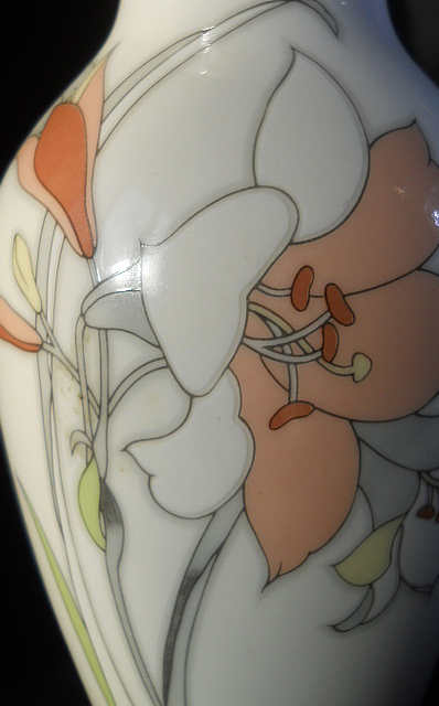 Фото 12. Японская керамическая ваза с изображением цветов ириса