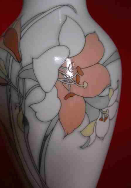 Фото 4. Японская керамическая ваза с изображением цветов ириса