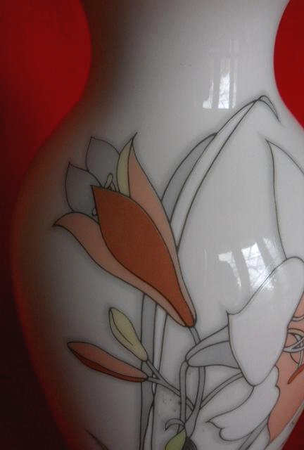 Фото 13. Японская керамическая ваза с изображением цветов ириса
