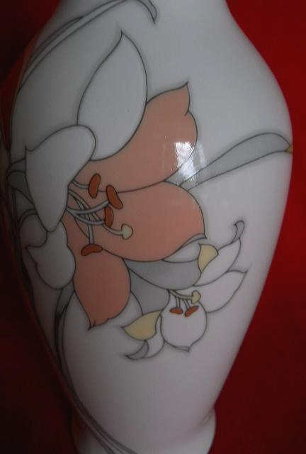 Фото 11. Японская керамическая ваза с изображением цветов ириса