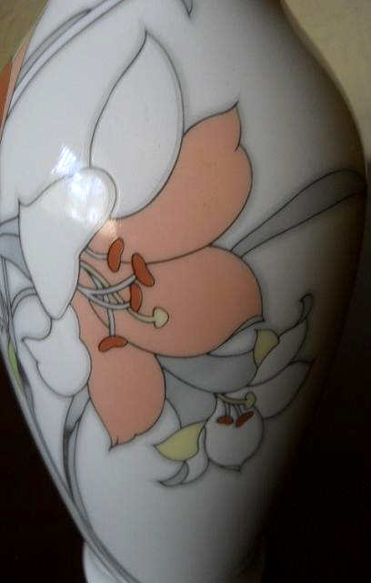 Фото 14. Японская керамическая ваза с изображением цветов ириса