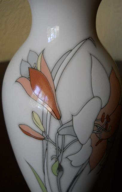 Фото 15. Японская керамическая ваза с изображением цветов ириса