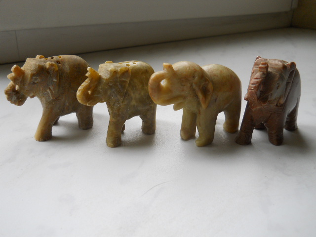 Фото 9. Миниатюрные слоны из натуральных камней