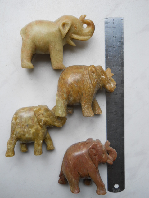 Фото 18. Миниатюрные слоны из натуральных камней
