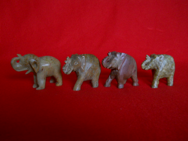 Фото 2. Миниатюрные слоны из натуральных камней